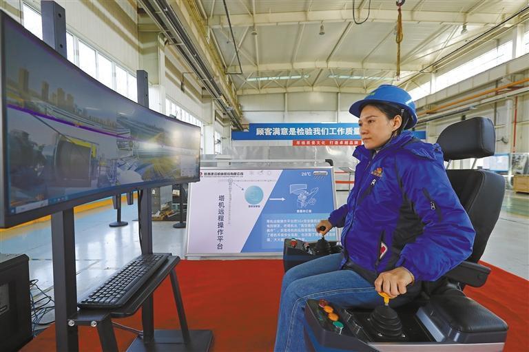 3月3日，陕西建设机械股份有限公司塔机驾驶员在STC系列塔式起重机远程操作平台上工作。 记者 肖晓良摄