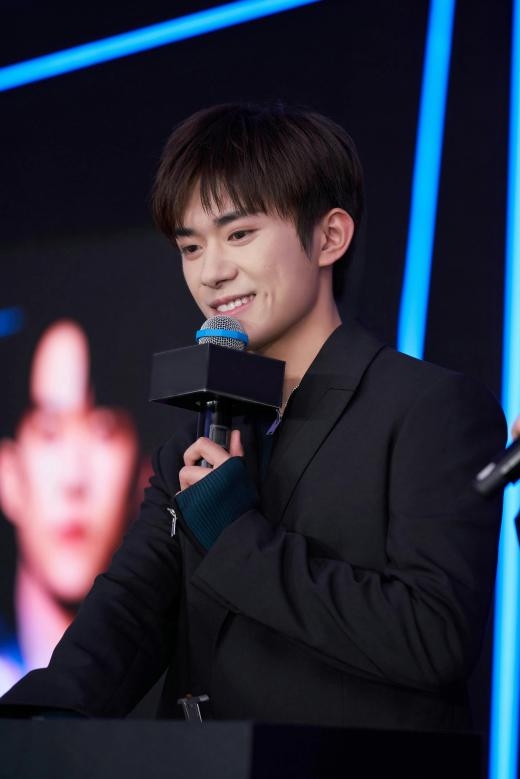 　　[清扬品牌代言人易烊千玺游戏互动图]