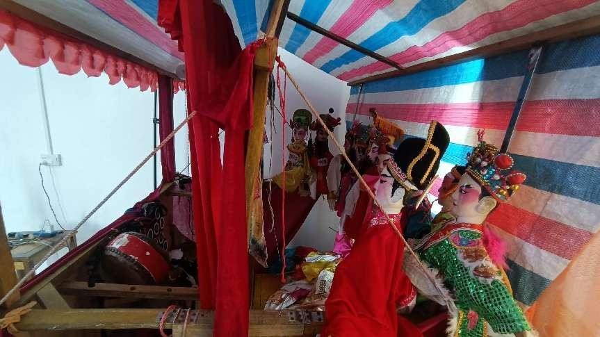 　　高州木偶戏一人班的演绎不需要太大场地。一眼便可看尽兴叔木偶戏的前台后台