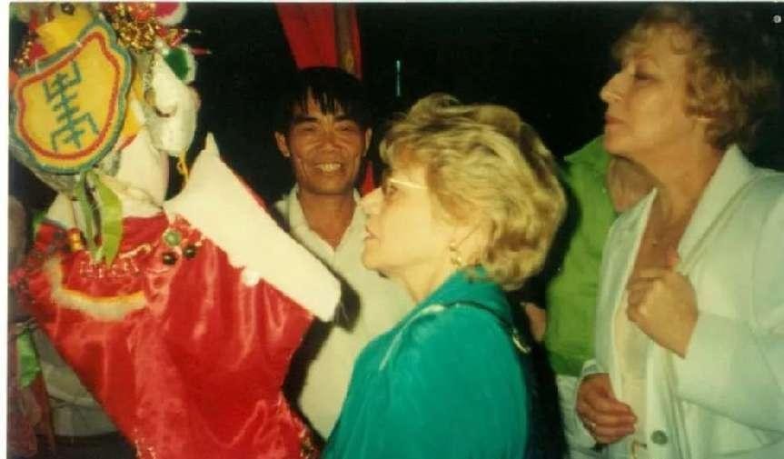 　　90年代，高州木偶戏赴德国展演(资料图源：茂名发布)