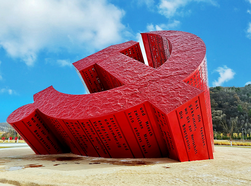 南泥湾党徽雕塑(图片来源:陕西省文物局)