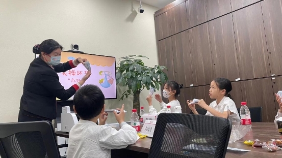 　　(活动现场为小朋友演示点钞技能)