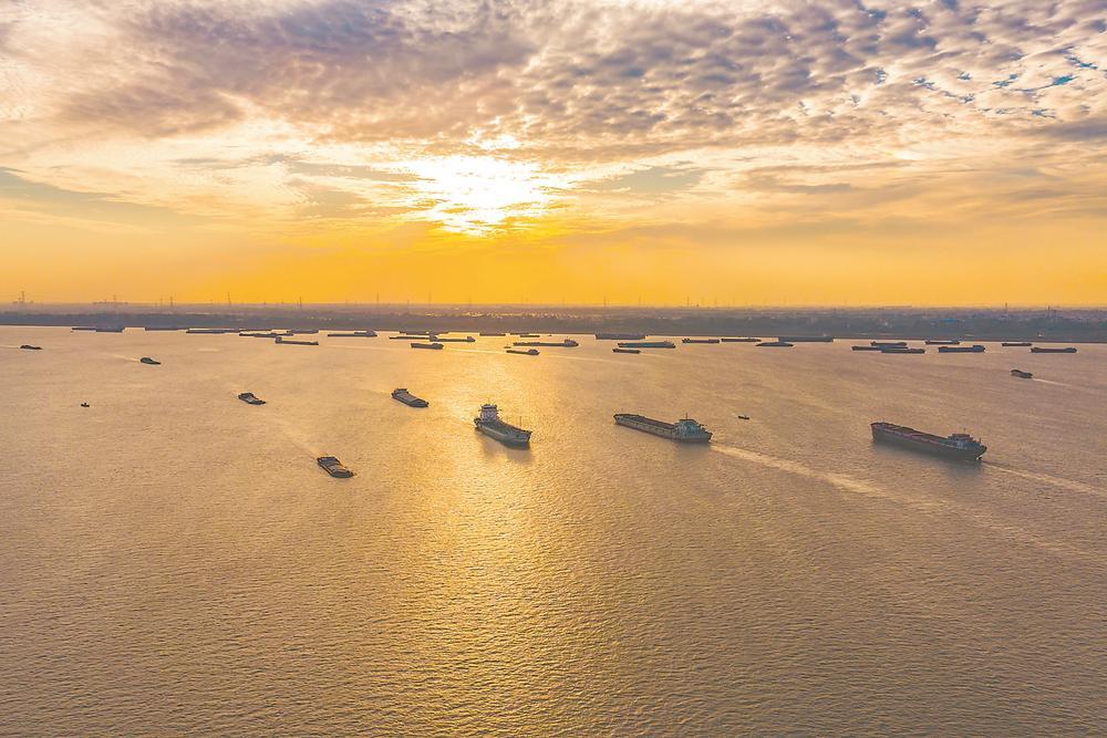 安徽省境内繁忙的长江黄金水道中,货运船舶有序航行.肖本祥 摄