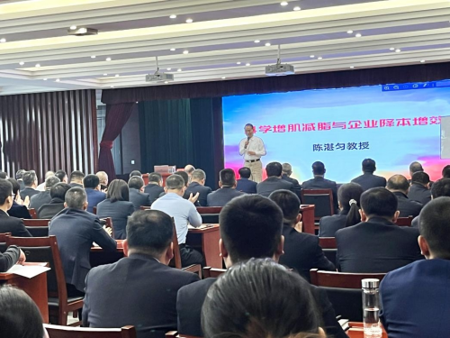 　　(陈湛匀教授的演讲引起大家思考与掌声)