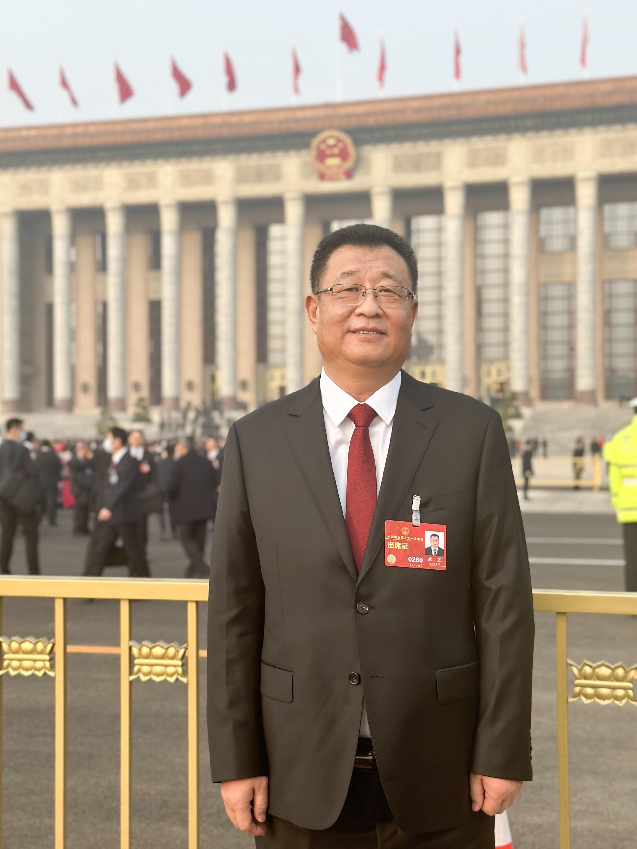 今年全国两会,全国人大代表,山西交控集团董事长武艺提交了促进公路