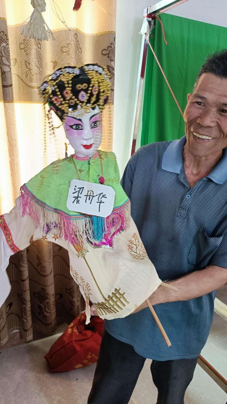 　　提起木偶戏，兴叔眼中总难掩兴奋。