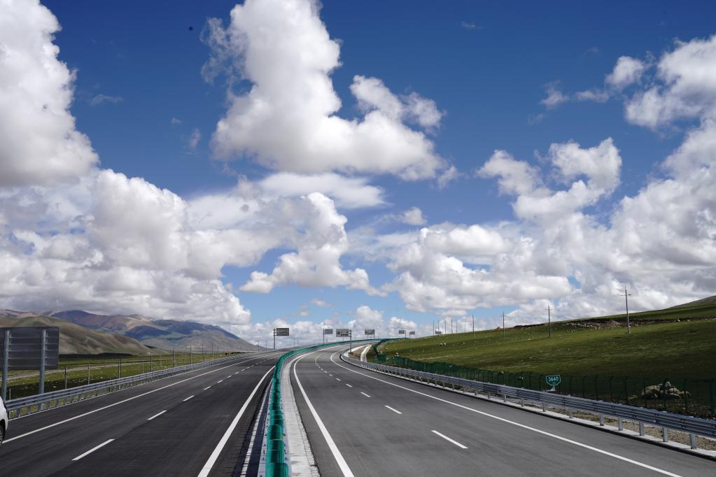 那曲至拉萨高速公路.新华社记者刘洪明摄