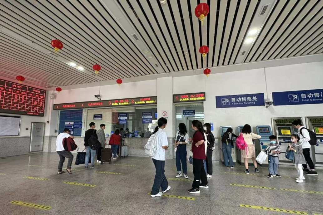 在售票大厅已经看到有不少市民小编来到肇庆东站,早上7点,请看小编