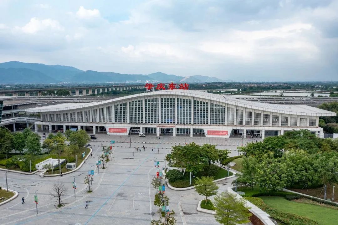 现场直击肇庆东至香港西九龙高铁恢复开行