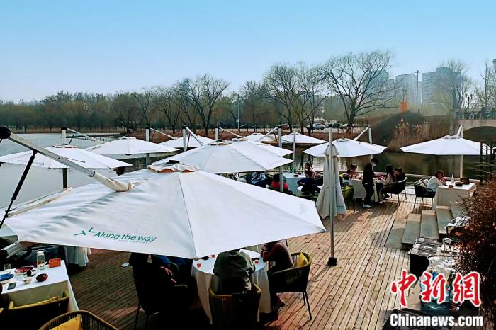 资料图：北京蓝色港湾一家新开的餐厅，户外餐位几乎已满。 左雨晴 摄
