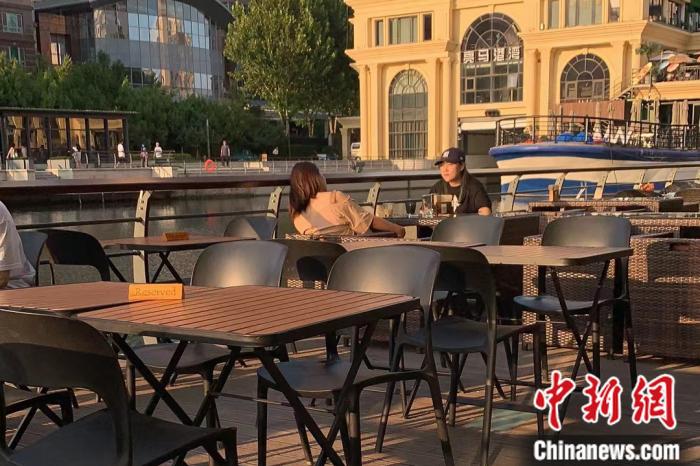 资料图：北京一处餐饮外摆区。 宫宏宇 摄