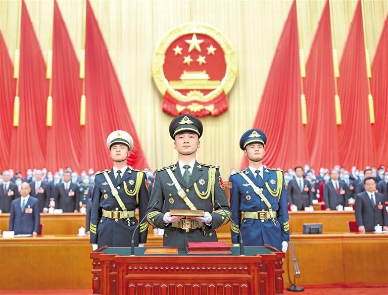 这是礼兵护送《中华人民共和国宪法》入场，并将宪法放置于宣誓台上。|中华人民共和国宪法_新浪财经_新浪网