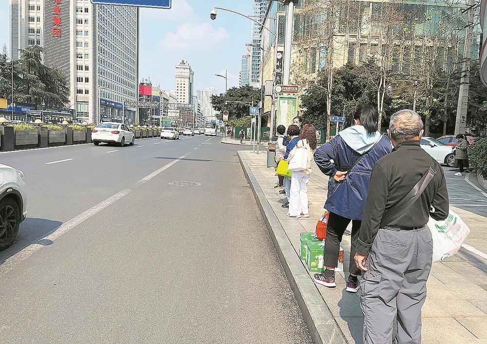 公交站台上,乘客自觉排队有序等车