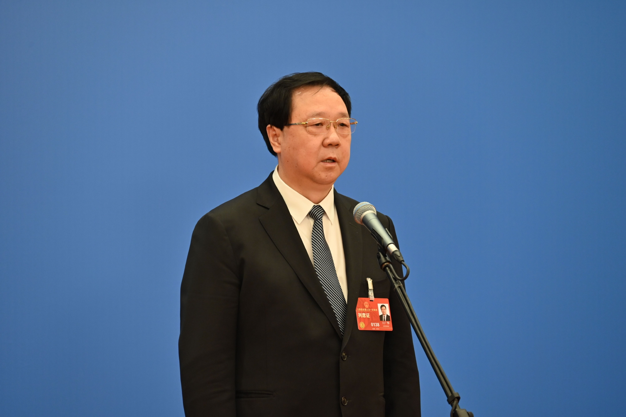 自然资源部部长王广华在"部长通道"接受采访时表示,自然资源部按照党