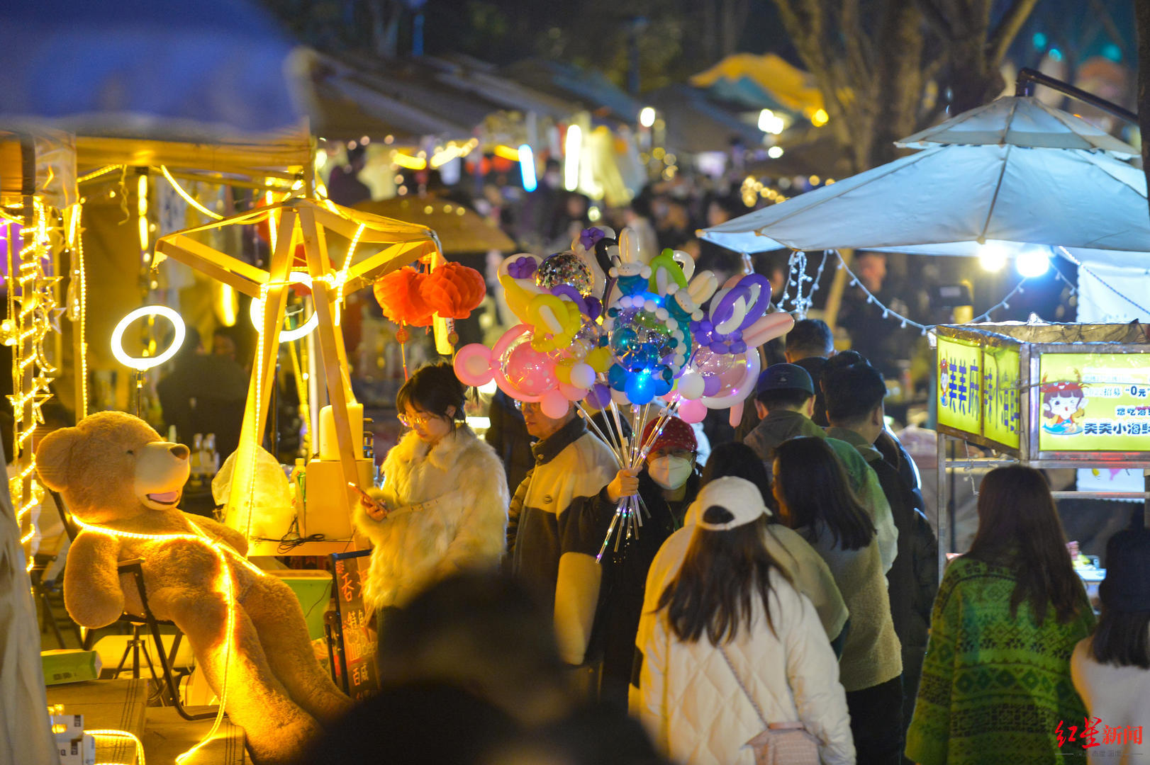 国华街,整改后的春天从成三色路夜市非常热闹,千年前的烟花