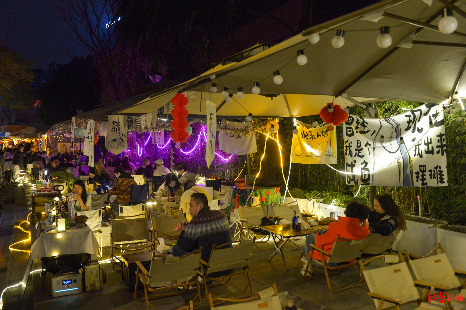 在网上名人店外排起了长队,都归整改后的极美三色路夜市热闹非凡"