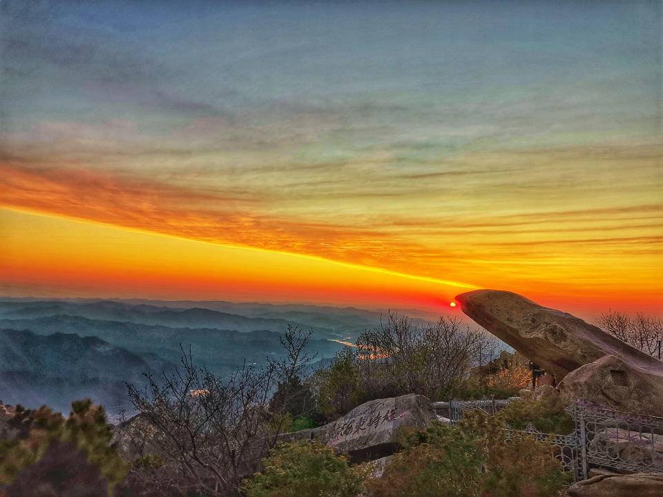 刘佐仓所摄拱北石日出