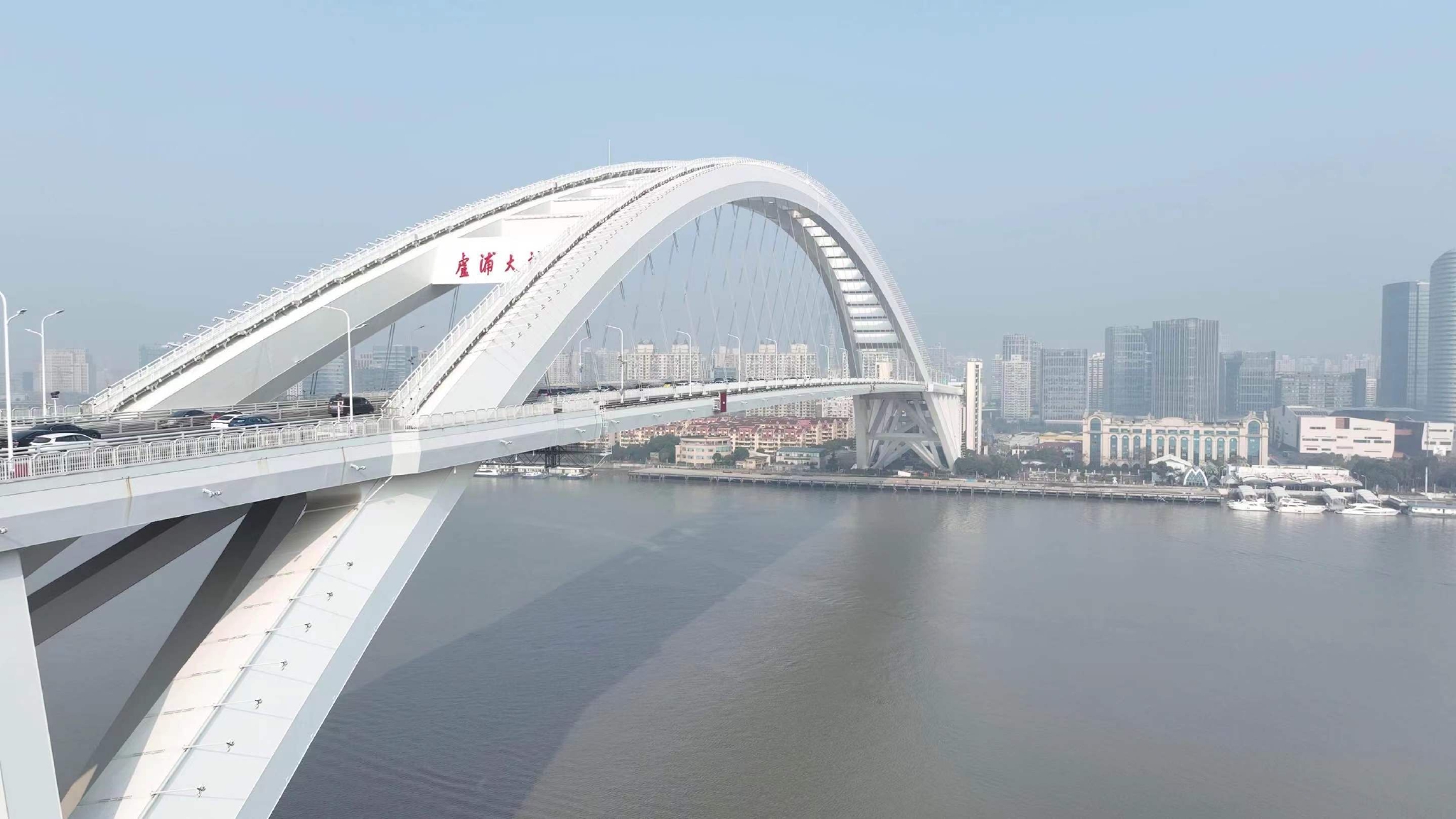 或双向通航标志,通航桥孔左侧或右侧标志来指引船舶安全通过水上大桥