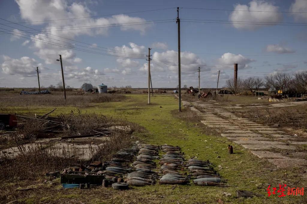 ↑未爆炸的炮弹散落在一个曾被俄罗斯军队用作基地的农家院子里