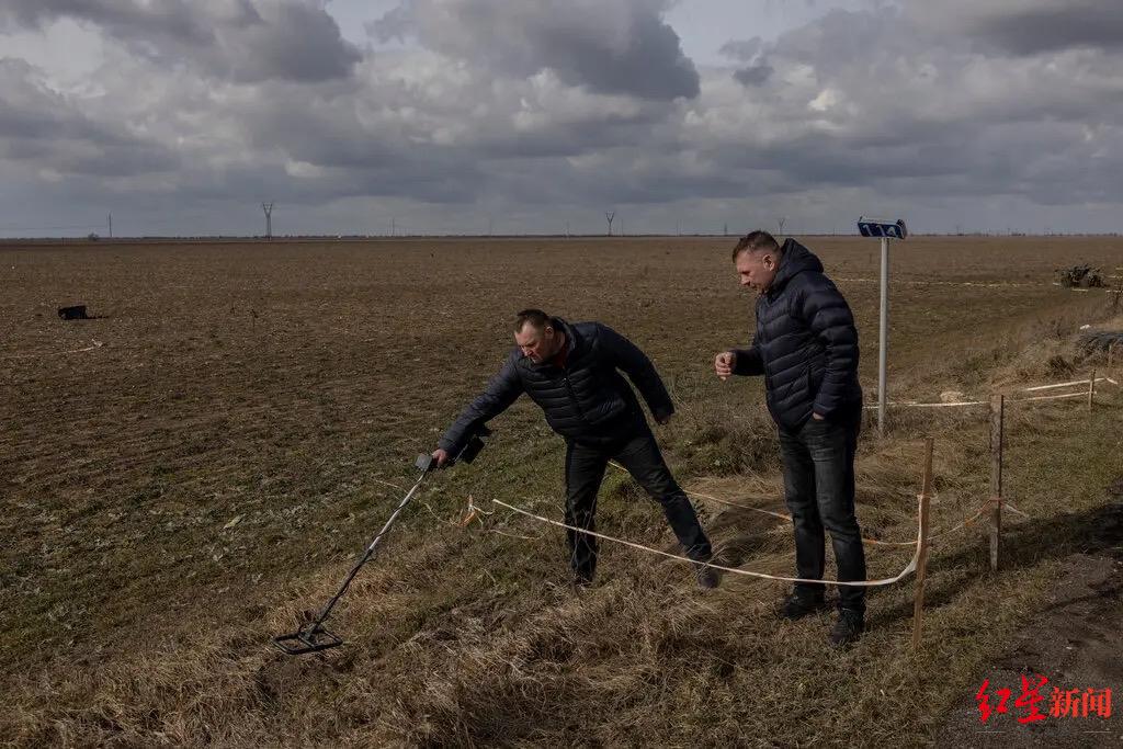 ↑上个月在乌克兰贝里斯拉夫地区，一家人在此地被反坦克地雷炸死