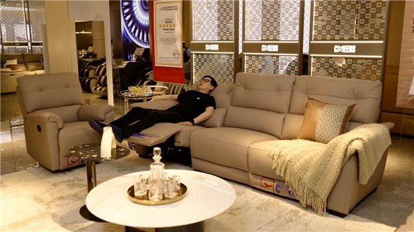 　　(CSHIA智能家居产业联盟秘书长周军体验芝华仕头等舱沙发图)