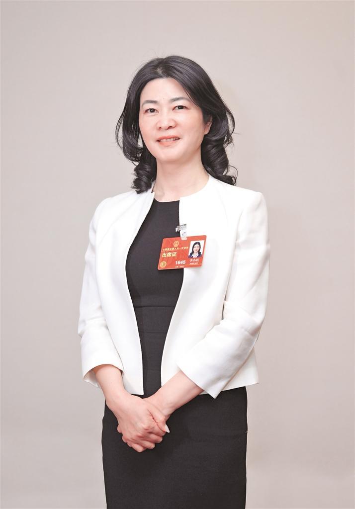 作为企业家,1999年,湖南佳惠百货有限责任公司董事长李小红从开办连锁