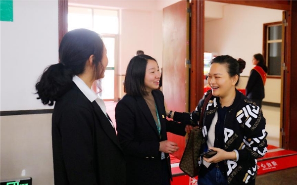 　　厚德载物 鹏程万里