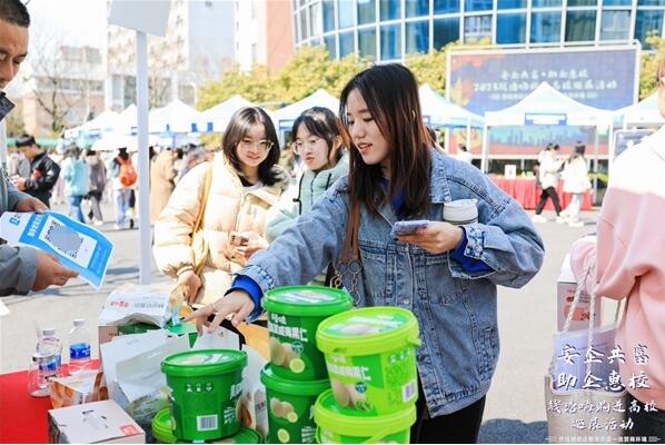 　　(学生在百草味展区选购零食)