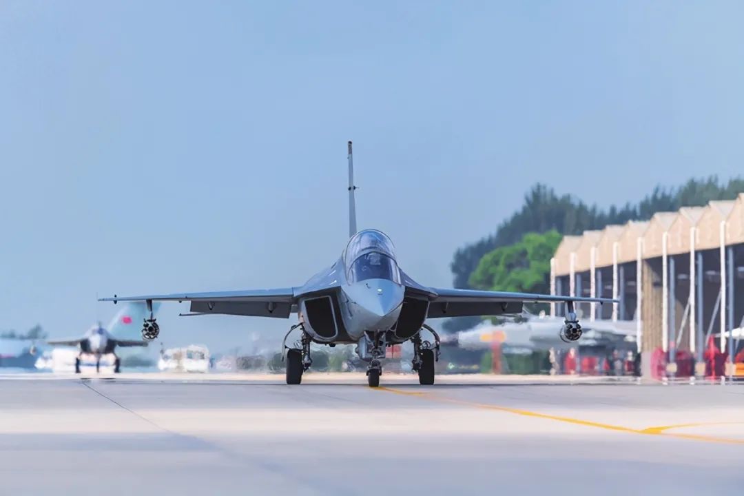 l15"猎鹰"首飞17周年!可衔接歼-20的高教机,"中东豪门"也情有独钟!