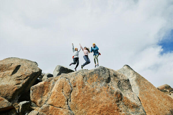 　　ARC’TERYX始祖鸟“Pass It On”抱石现场登顶庆祝