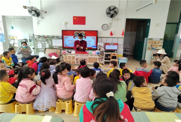 　　孩子们围着手工艺人张师傅捏面人讲述党史