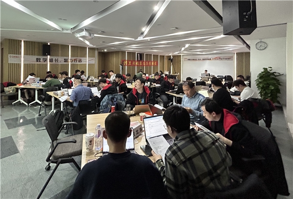 　　(图:学员积极参与训练营)