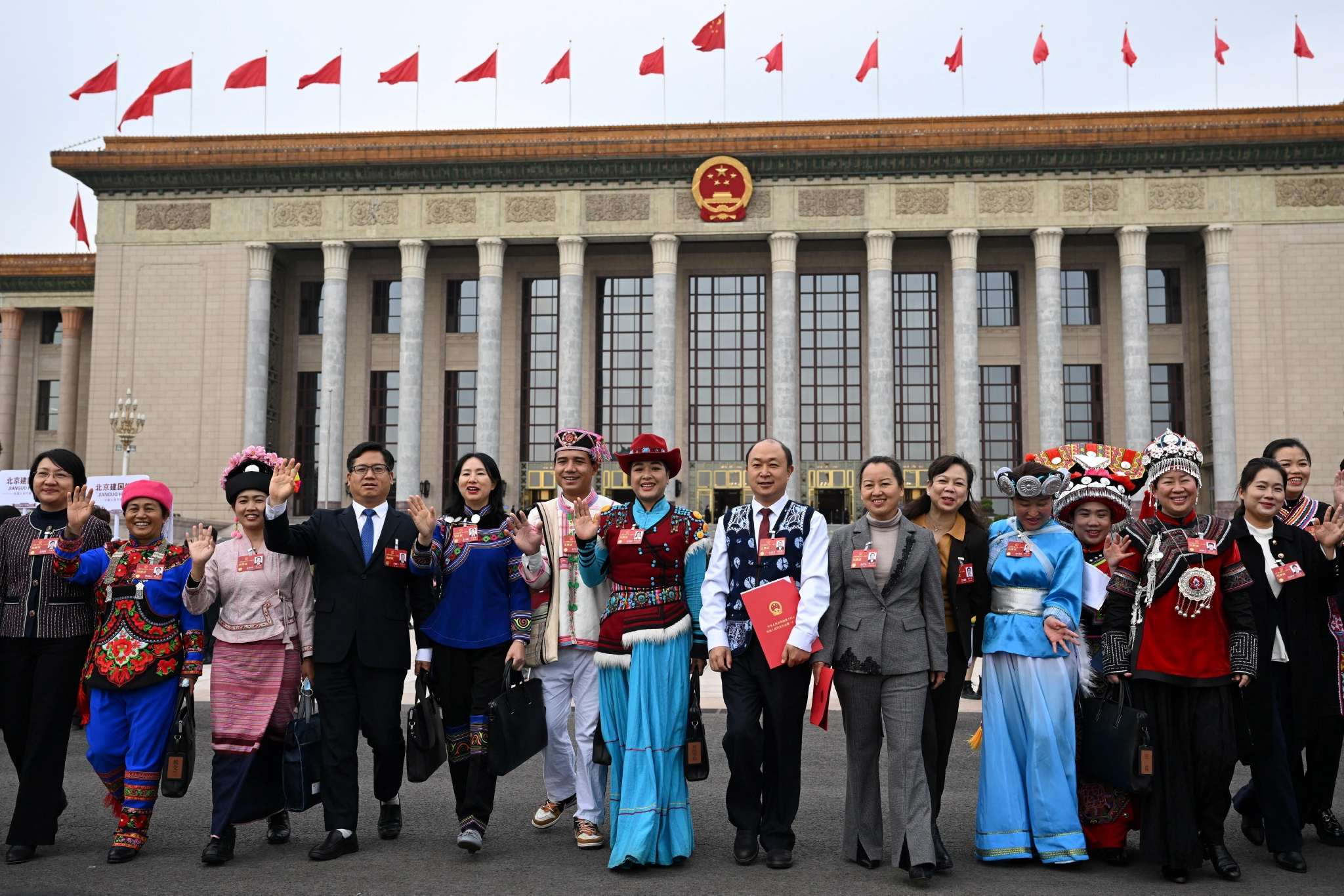 △2023年3月13日，第十四届全国人民代表大会第一次会议在北京人民大会堂闭幕。这是会后，代表走出人民大会堂。
