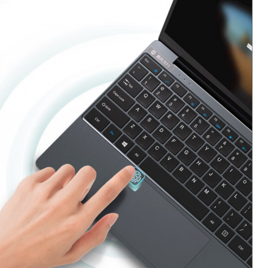 　　▲暴风龙P3的机身还有一些凸显细节的设计。它的机身边角都经过了圆润处理，因此不用担心边角尖锐的问题。