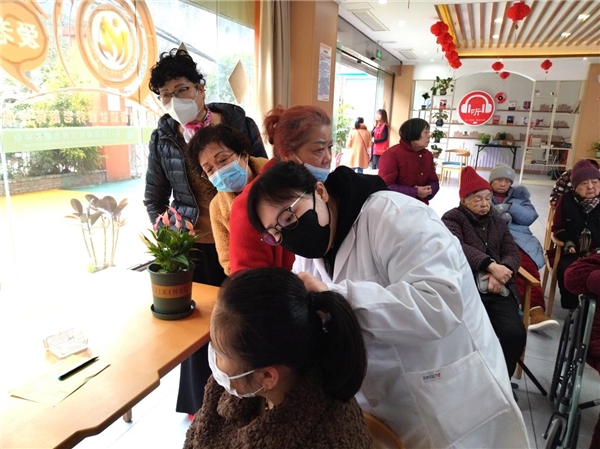 　　逻辑声听力南坪店店长陈娟为长者们检查耳道