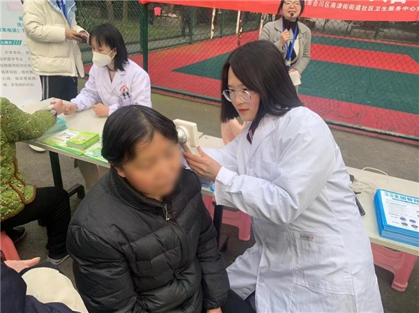 　　合川店验配师聂婷婷为老年朋友们检查耳道