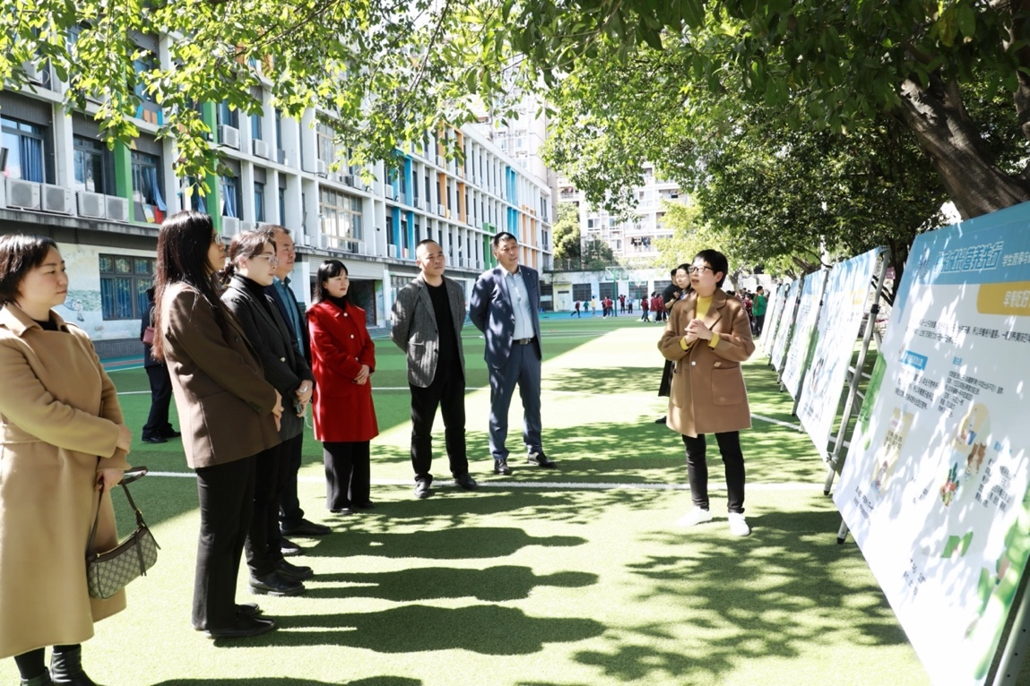 　　(配图：观摩专家讲解展板知识&讲座)