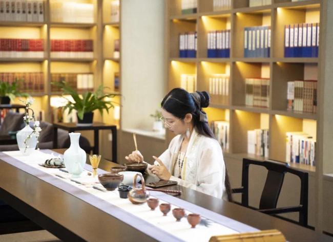 　　杭州径山竹茶园仿宋点茶表演