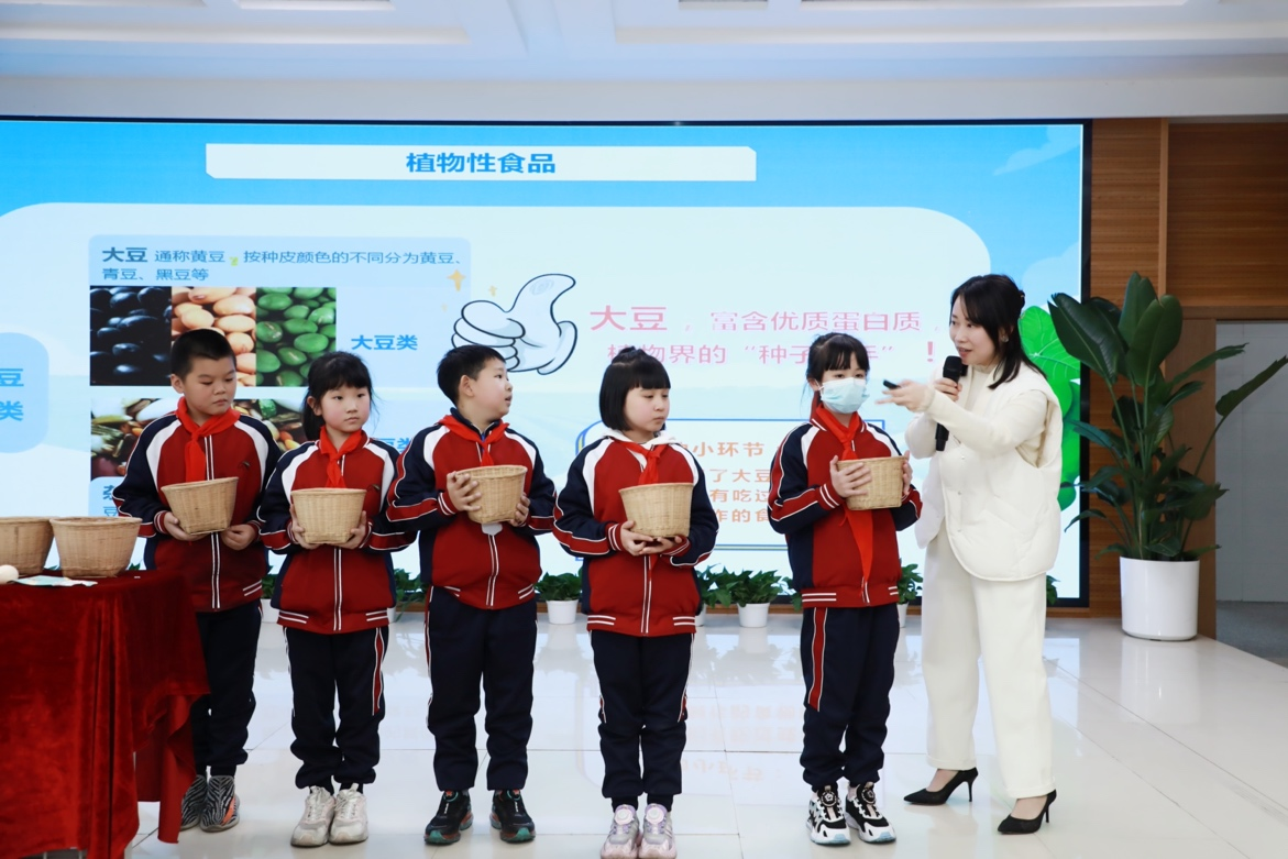 　　(配图：观摩专家讲解展板知识&讲座)