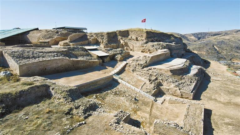 石峁遗址:目前我国发现的最大的史前城址 在"石头王国",探源4000多年