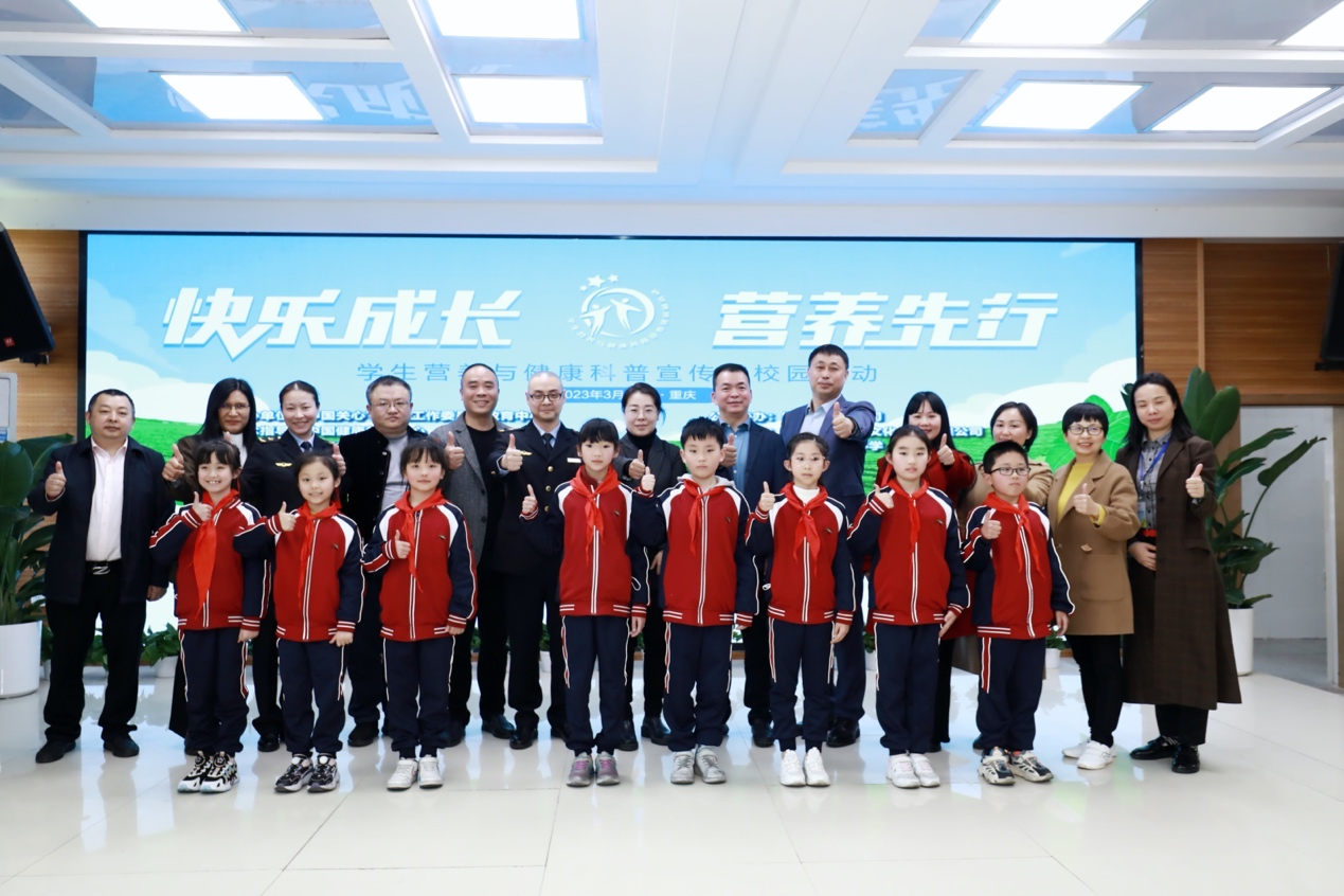 　　(配图：嘉宾及师生合影)