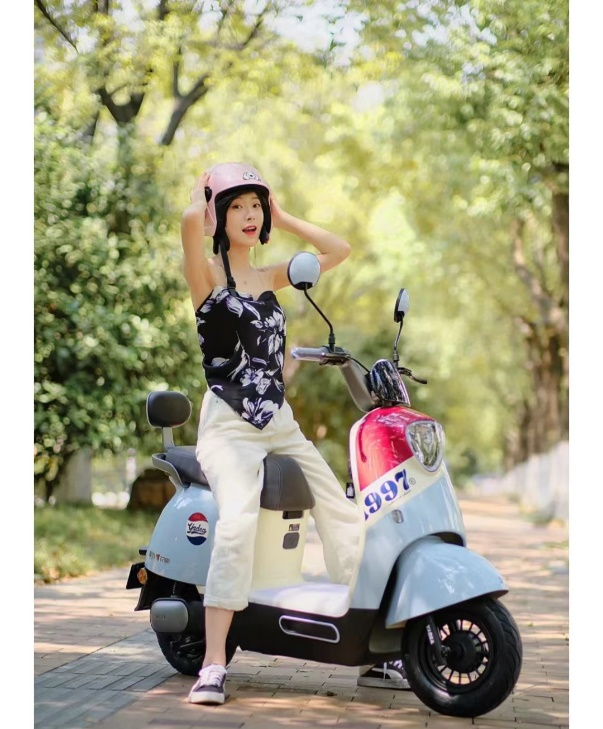 　　用户与雅迪冠能Q7的高颜值合照