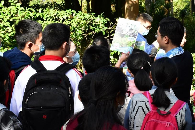 　　学生们通过研学课程了解板蓝根中医药文化故事