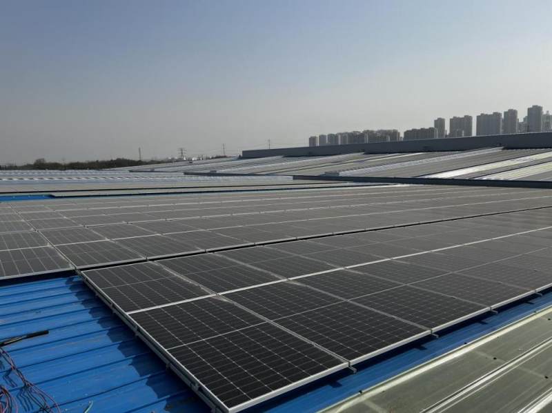 　　安徽铜陵精达7.9MW光伏电站现场屋面
