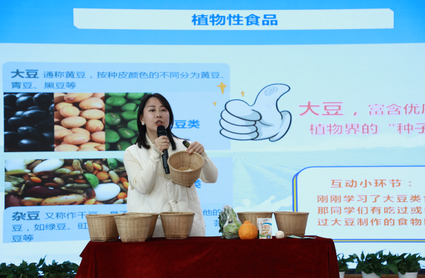 　　(配图：观摩专家讲解展板知识&讲座)