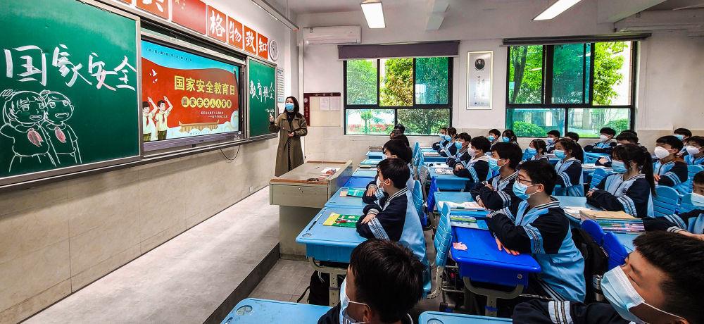 △2022年4月14日，在湖南衡阳一学校，老师向学生讲解国家安全知识。