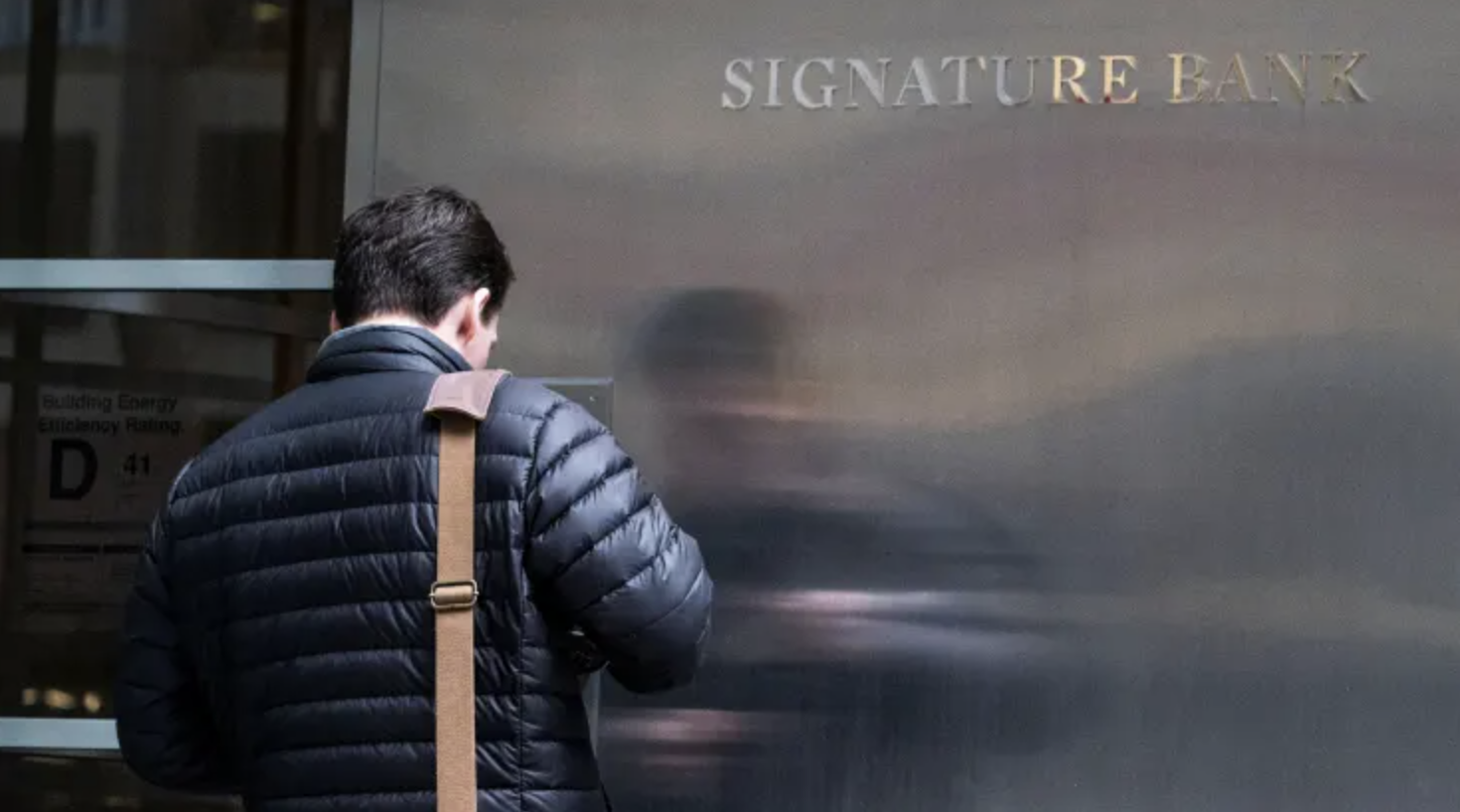 当地时间3月12日，一名男子正在进入位于纽约的Signature Bank。（图源：社交媒体）