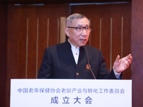 　　▲中国老年保健协会第二、三届会长，武警卫?部原部? 李深