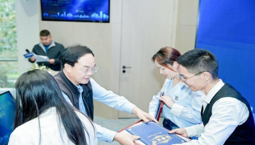 　　(王启航理事长为深港澳科创新锐企业TOP100部分优秀企业颁奖 ▲)