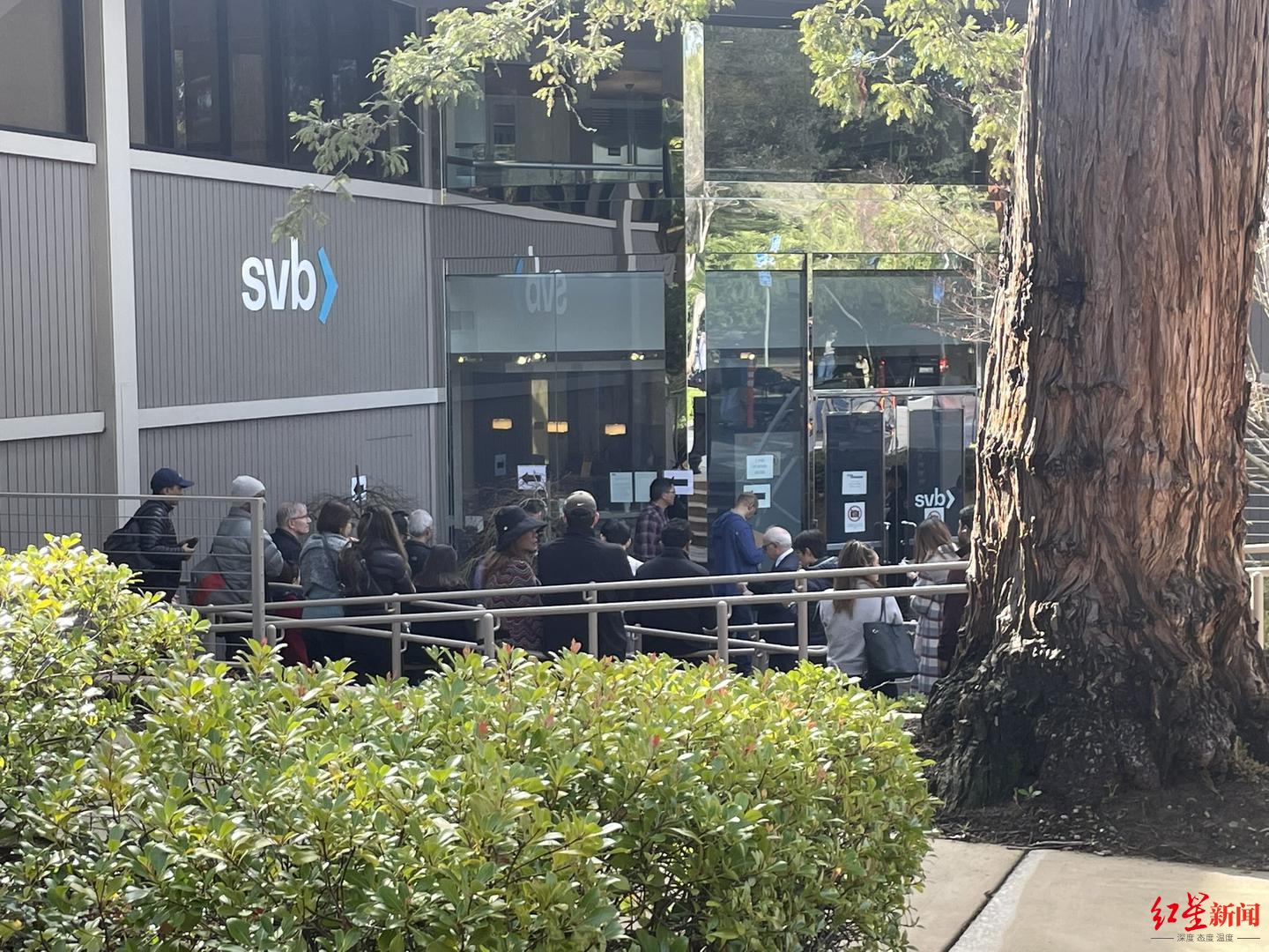 硅谷银行门前储户排长队用原始方法取钱，银行员工为“噩梦发生”而心碎